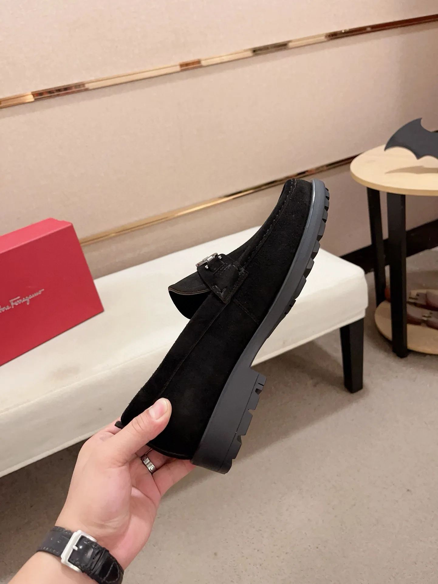 Men's shoes💰: 560💰 High version Ferragamo quality! 🆕🆕Exclusive hot-selling products in stock🔥🔥New products on the shelves, high-quality shoes, high-end driving shoes, with complete packaging! 💪 💪 Material: imported patented cowhide 🐂 + imported high-quality water-dyed cowhide lining + wear-resistant outsole 👍🏻👍🏻 Features: high-end and comfortable, purely handmade 🚀 🚀 Create the perfect shoes that suit you best 🔥 🔥 Size: (38-44) Can be customized 45 non-returnable!